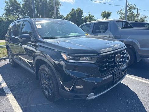 Certified 2025 Honda Pilot TrailSport image 1