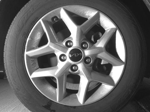 Used 2025 Kia Soul LX w/ LX Technology Package FWD image 16
