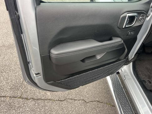 Used 2023 Jeep Gladiator Overland w/ Trailer Tow Package image 10