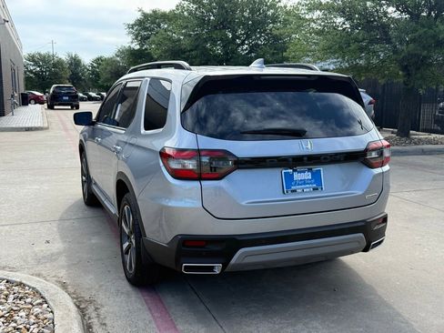 Used 2024 Honda Pilot Touring image 3