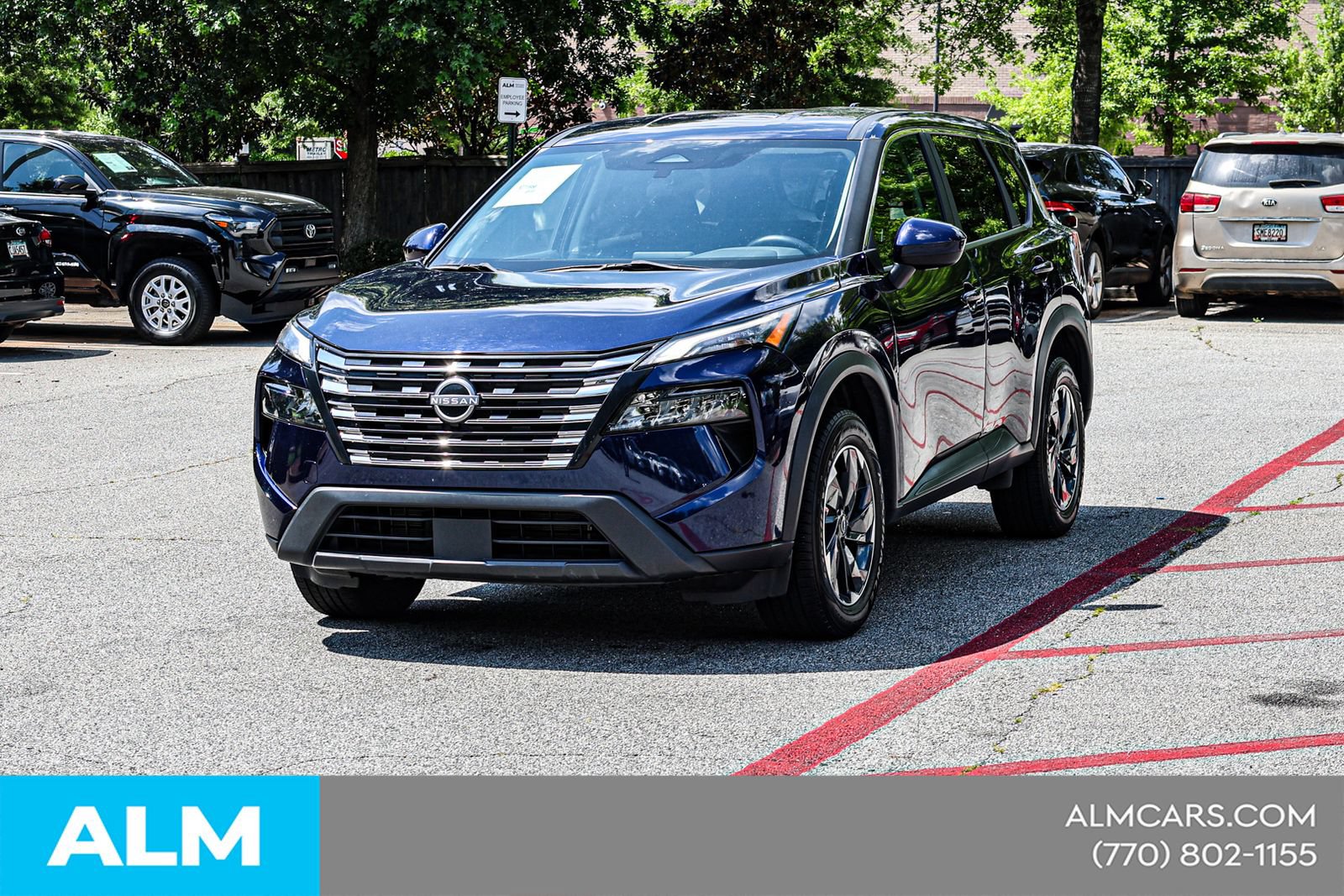 Used 2024 Nissan Rogue SV AWD/4WD image 3