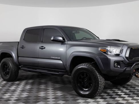 Used 2017 Toyota Tacoma TRD Sport w/ Tow Package (A/T) image 10