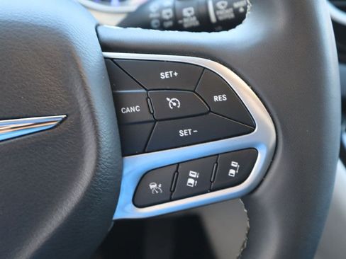 Used 2023 Chrysler Pacifica Touring-L FWD image 14