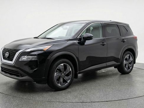 Used 2025 Nissan Rogue SV image 3