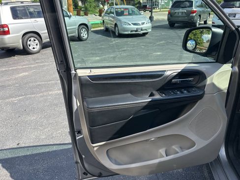 Used 2017 Dodge Grand Caravan SXT FWD image 15