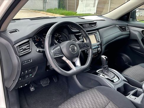 Certified 2017 Nissan Rogue SV w/ SV Premium Package FWD image 17