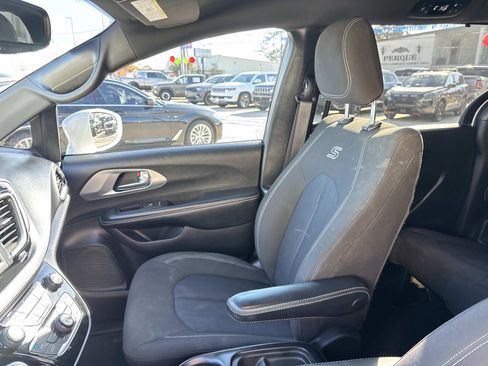 Used 2020 Chrysler Pacifica Touring w/ S Appearance Package image 16