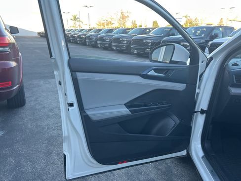 Used 2024 Volkswagen Taos SE image 21