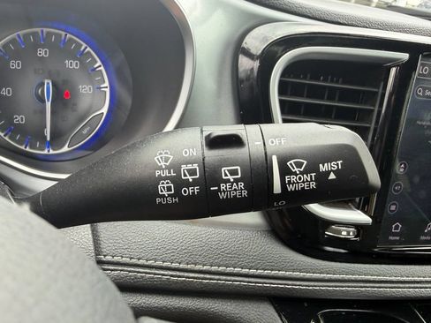 Used 2025 Chrysler Pacifica Limited FWD image 27