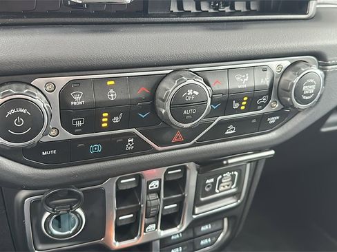 Used 2025 Jeep Wrangler Unlimited Sahara image 23