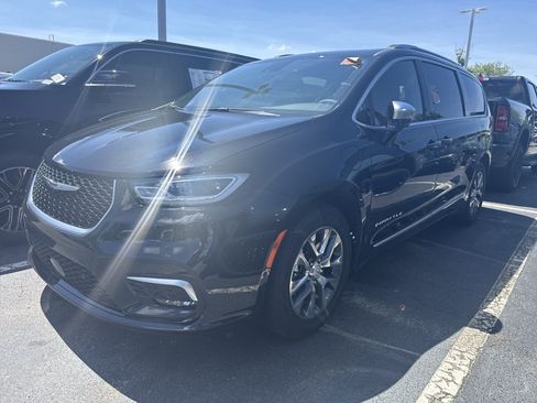 Used 2026 Chrysler Pacifica Pinnacle FWD image 4