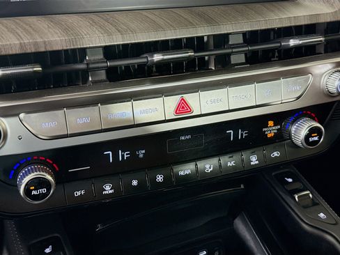 Used 2024 Kia Telluride EX image 19