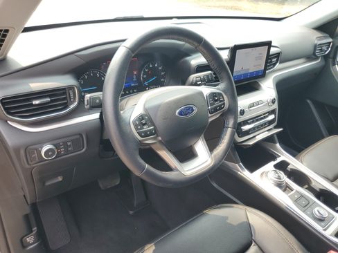 Used 2021 Ford Explorer XLT w/ Equipment Group 202A AWD/4WD image 13