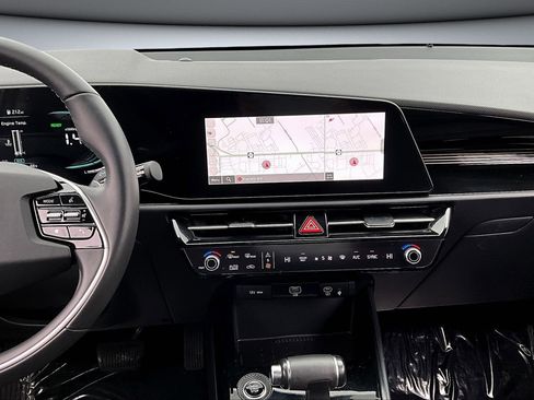 Used 2023 Kia Niro EX image 9