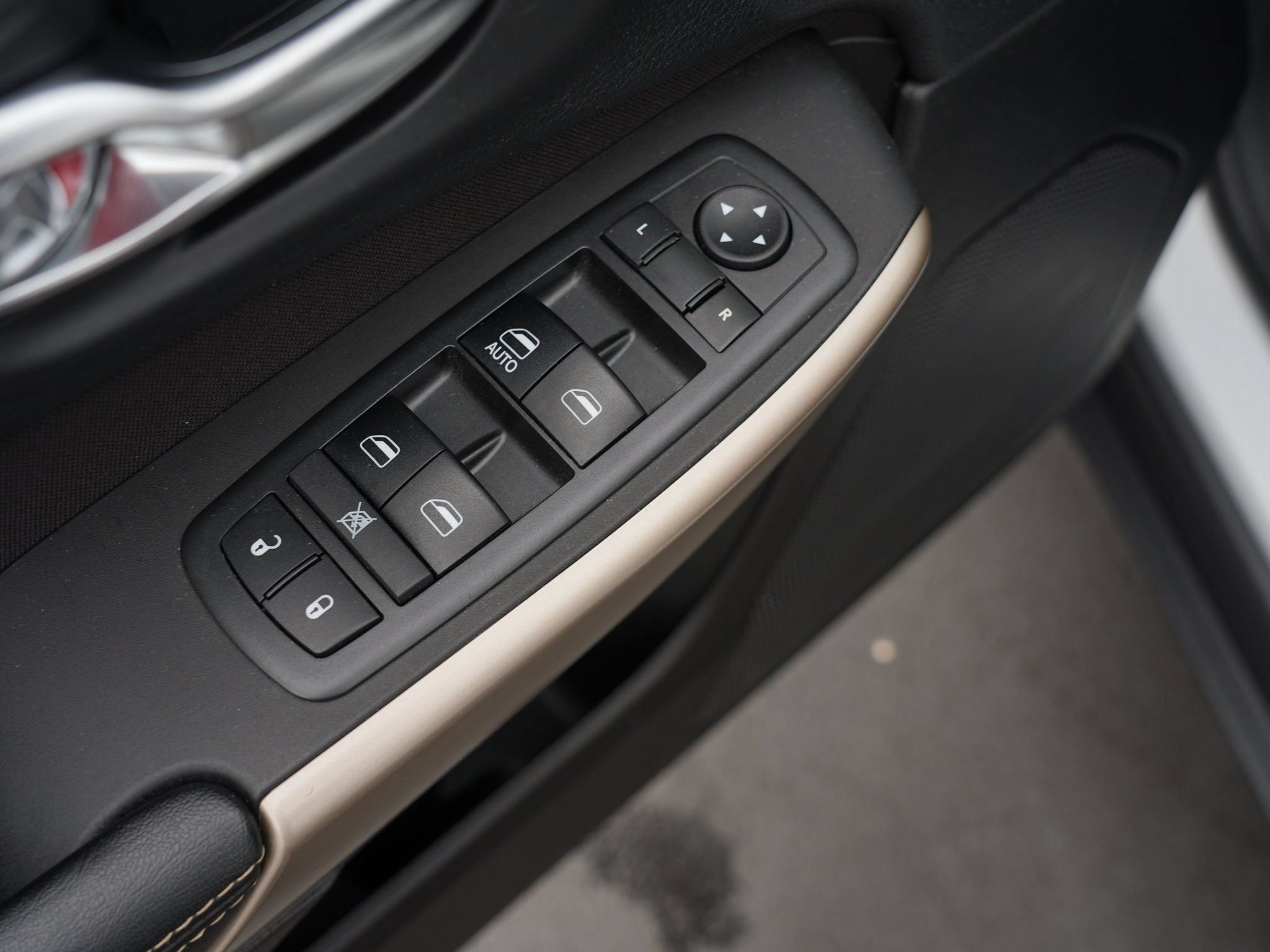 Used 2018 Jeep Cherokee Latitude w/ Safety Group AWD/4WD image 16