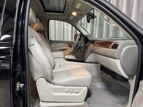 Used 2011 GMC Yukon SLT w/ SLT-2 Equipment Package image 9