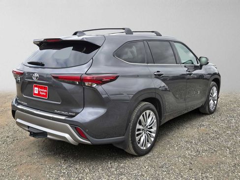 Certified 2025 Toyota Highlander Platinum AWD/4WD image 3