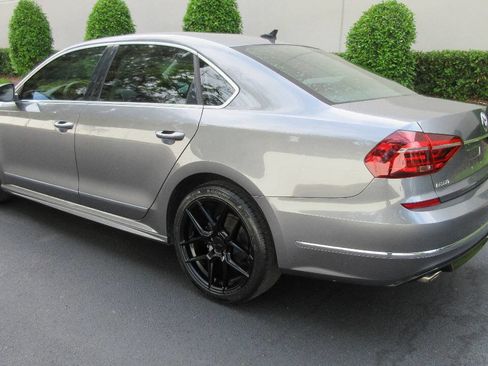 Used 2017 Volkswagen Passat 1.8T R-Line FWD image 3