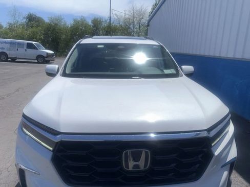 Used 2023 Honda Pilot Touring image 3