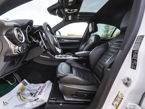 Used 2023 Alfa Romeo Stelvio Veloce image 32