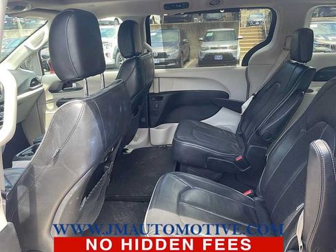 Used 2017 Chrysler Pacifica Limited FWD image 3