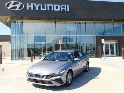 New 2025 Hyundai Elantra SE