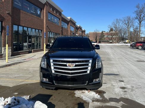 Used 2018 Cadillac Escalade Premium Luxury image 3