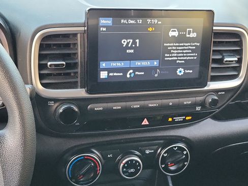 Certified 2020 Hyundai Venue SE image 13