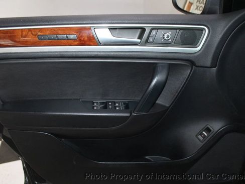 Used 2013 Volkswagen Touareg Sport image 11