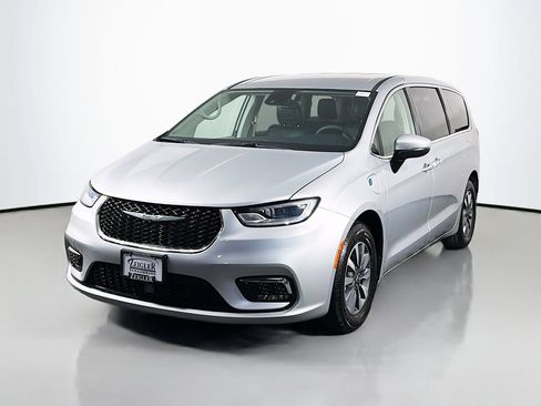Used 2023 Chrysler Pacifica Touring-L FWD image 3