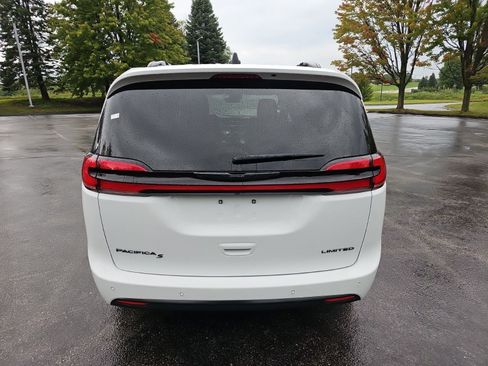 Used 2025 Chrysler Pacifica Limited FWD image 5