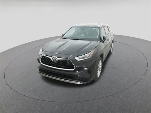 New 2026 Toyota Highlander Platinum image 16