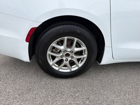 Used 2023 Chrysler Pacifica Touring-L FWD image 44