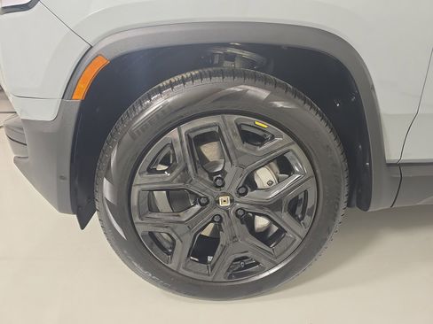 Used 2024 Rivian R1S Adventure image 9