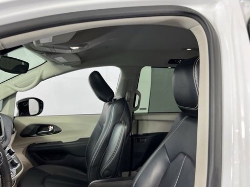 Used 2024 Chrysler Pacifica Touring-L image 33