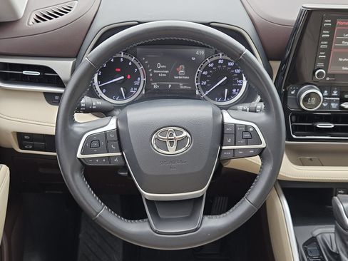 Used 2022 Toyota Highlander XLE FWD image 29