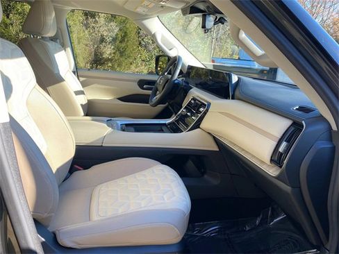 Used 2025 Nissan Armada Platinum image 37