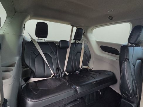 Used 2021 Chrysler Voyager Lxi image 15