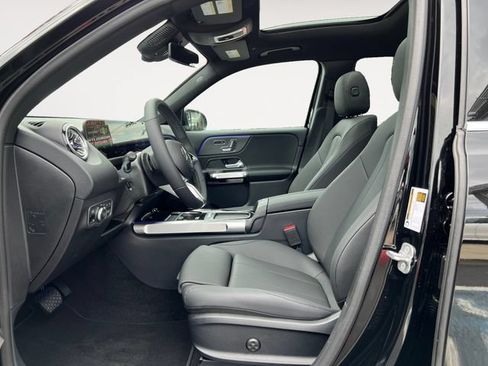 Used 2025 Mercedes-Benz GLB 250 4MATIC image 9