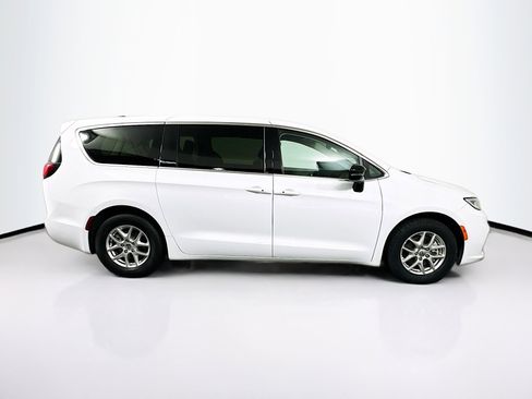 Used 2024 Chrysler Pacifica Touring-L FWD image 10