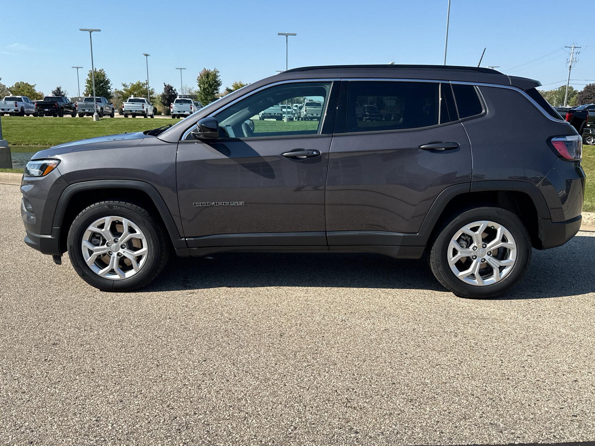 Used 2024 Jeep Compass Latitude w/ Convenience Group AWD/4WD image 3