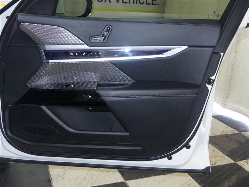 Used 2023 BMW i7 xDrive60 AWD/4WD image 32