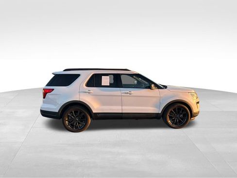 Used 2018 Ford Explorer XLT w/ Equipment Group 202A image 5
