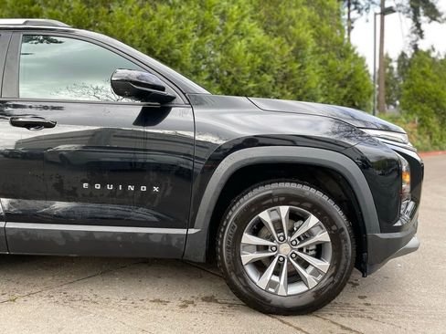 Used 2025 Chevrolet Equinox LT w/ Convenience Package II image 2