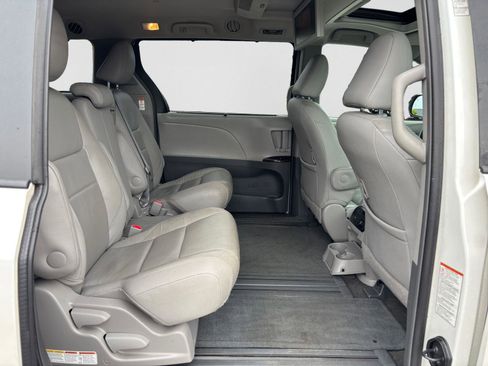 Used 2016 Toyota Sienna XLE Premium FWD image 46