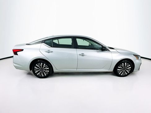 Used 2024 Nissan Altima 2.5 SV FWD image 9