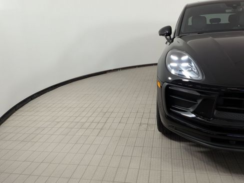 Certified 2026 Porsche Macan AWD/4WD image 12