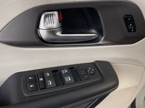 Used 2023 Chrysler Pacifica Touring-L image 11