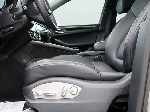 Certified 2023 Porsche Macan AWD/4WD image 34