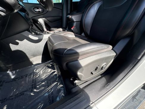Used 2022 Jeep Cherokee Trailhawk w/ Comfort/Convenience Group AWD/4WD image 12